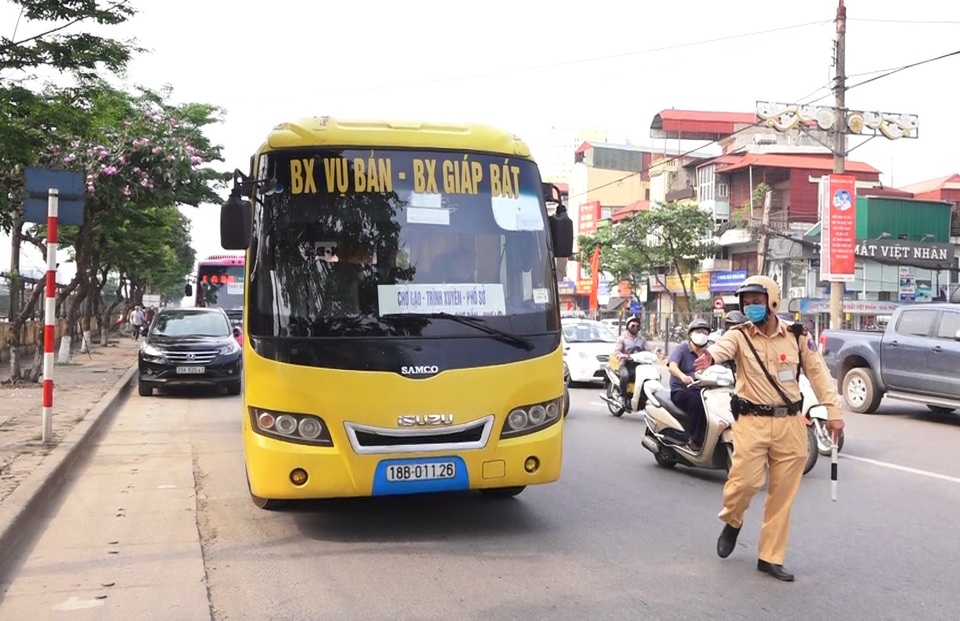 Hà Nội: Nhiều xe khách không thực hiện giãn cách bị CSGT xử lý - 4 Hà Nội: Nhiều xe khách không thực hiện giãn cách bị CSGT xử lý - 4