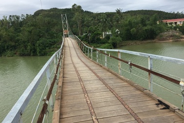 Sửa chữa cây cầu treo bị "treo" sau bão số 10