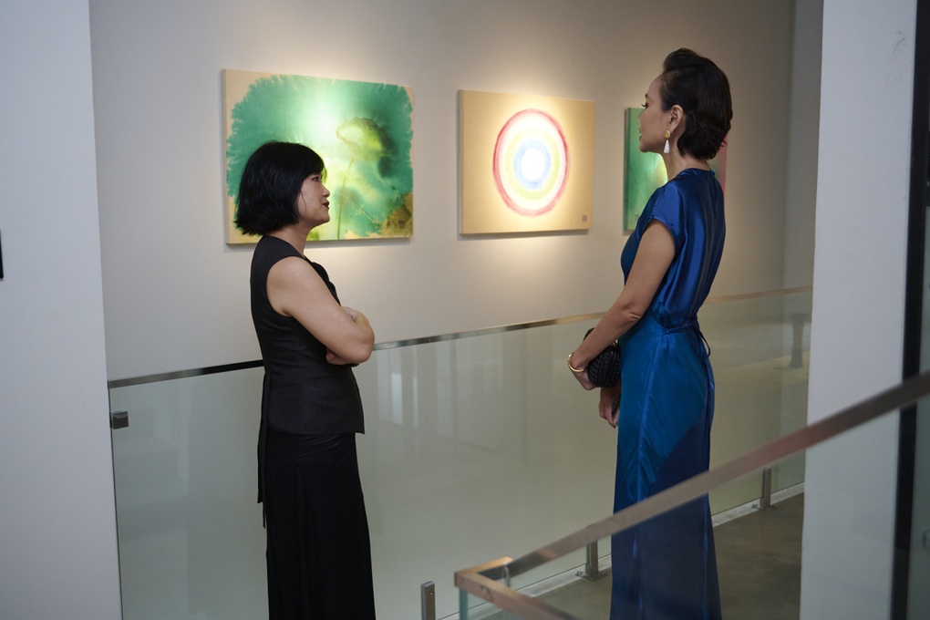 Lụa, giấy dó và gốm lấy cảm hứng sen trong triển lãm tại TPHCM - 1