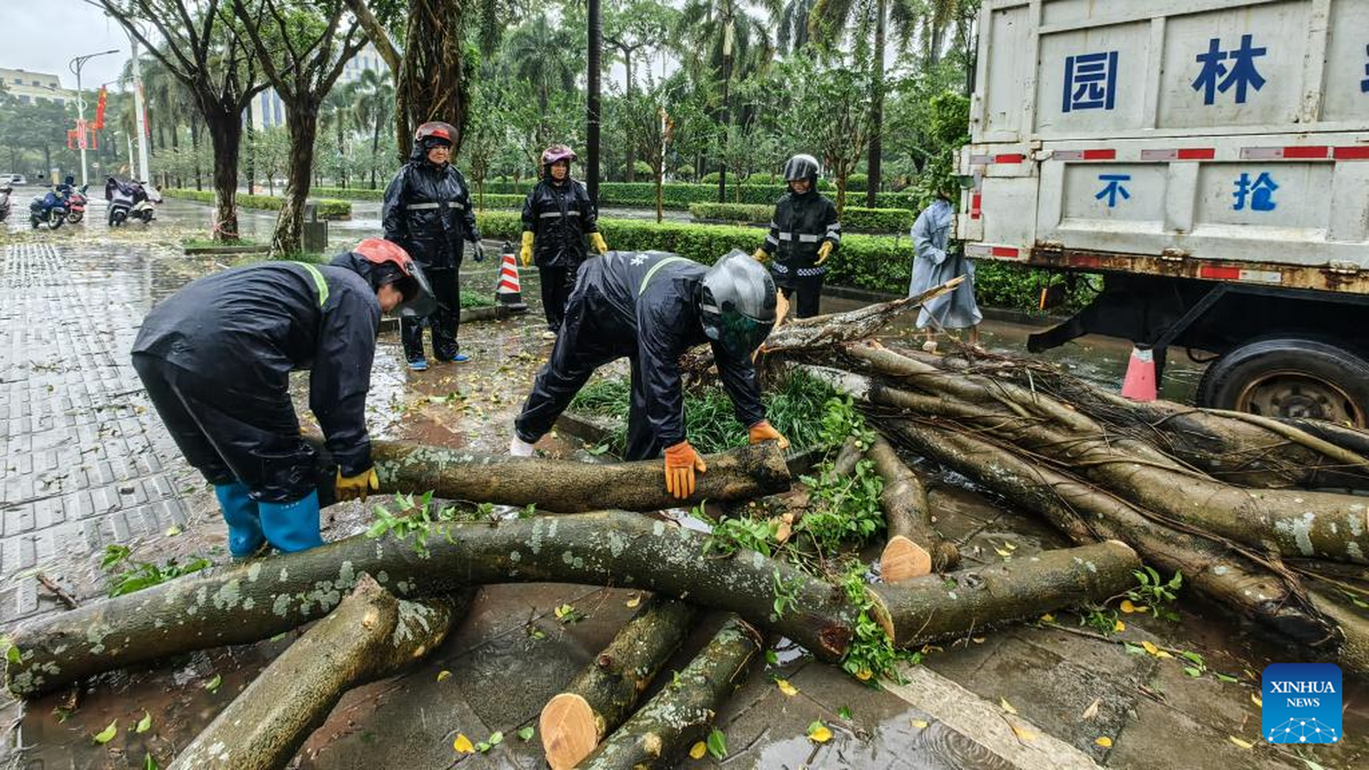 Phố biến thành sông ở Trung Quốc sau bão Matmo - 5