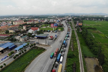 Quốc lộ 5 ùn tắc nghiêm trọng sau vụ tai nạn làm 5 người tử vong