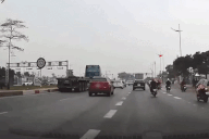 Phanh gấp trên đường trơn ướt, người đi xe máy ngã lao vào ô tô