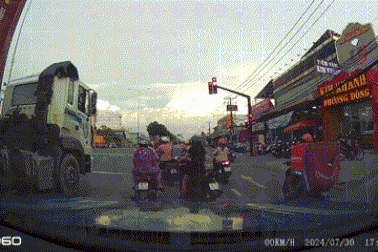 Tìm ra tài xế xe buýt vượt đèn đỏ ở TPHCM