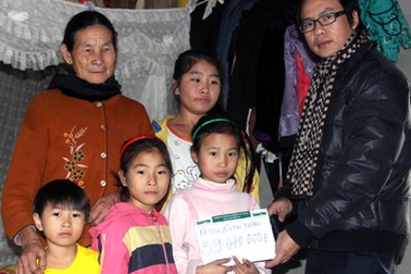 Gần 40 triệu đến với bé gái 12 tuổi một tay chăm bà và 3 em gái