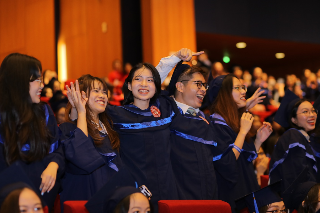 Sinh viên trường Đại học Ngoại thương cùng khóc, cười trong ngày tốt nghiệp - 5 Sinh viên trường Đại học Ngoại thương cùng khóc, cười trong ngày tốt nghiệp - 5