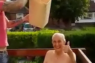 Cụ ông 102 tuổi vẫn "liều mạng" với thử thách dội nước đá