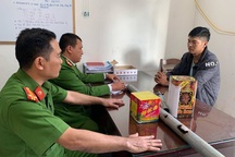 Bị bắt quả tang đốt pháo, quay lại đánh công an rồi bỏ trốn