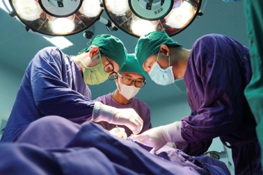 Người đàn ông phải cắt bỏ 2 "hạt ngọc" treo trong ổ bụng suốt 43 năm