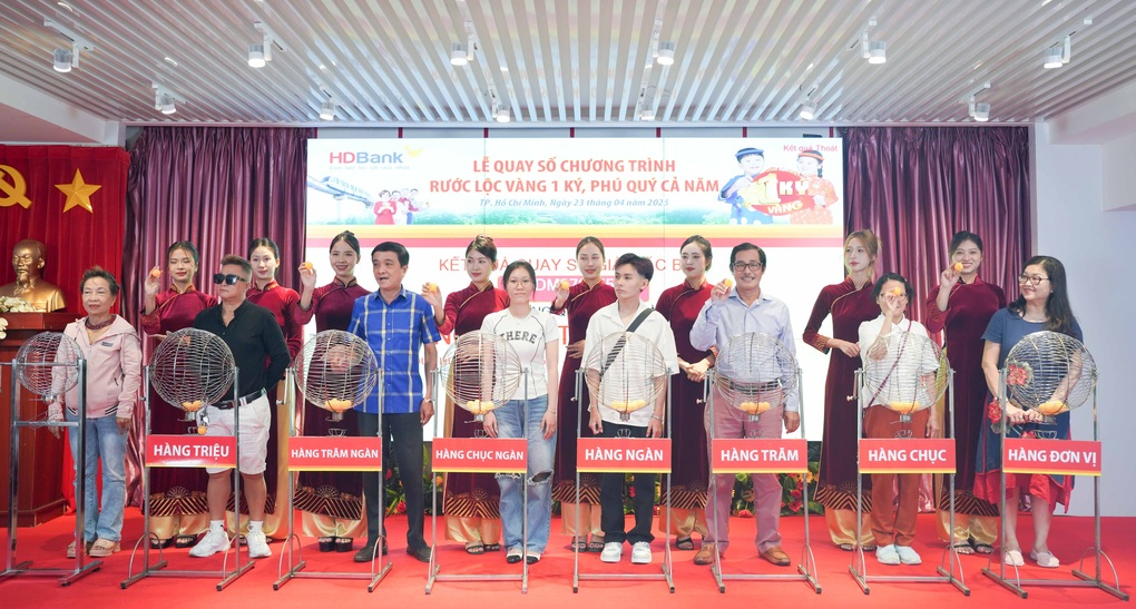 HDBank tìm ra chủ nhân giải thưởng 1 ký vàng SJC và 15 khách hàng may mắn trúng vàng - 1 HDBank tìm ra chủ nhân giải thưởng 1 ký vàng SJC và 15 khách hàng may mắn trúng vàng - 1