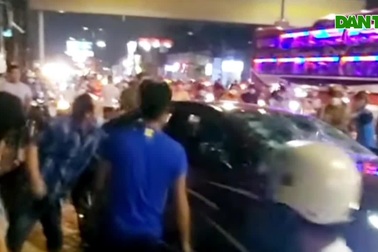 Kéo lê xe máy dưới gầm, "xế hộp" bị nhiều người chặn lại đập phá