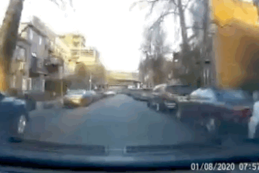 Bị ô tô đâm hất tung lên, cậu bé vẫn có thể tự đứng dậy và... bỏ đi