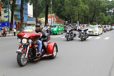 TPHCM: Rước dâu bằng dàn xe mô tô “khủng”