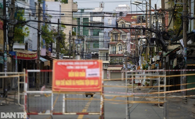 Hẻm nhỏ ở TPHCM dỡ chốt phong tỏa, đường lớn vẫn rào chắn kín mít - 4 Hẻm nhỏ ở TPHCM dỡ chốt phong tỏa, đường lớn vẫn rào chắn kín mít - 4
