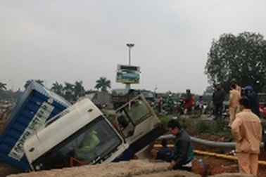 Container mất lái, lật nghiêng bên đường