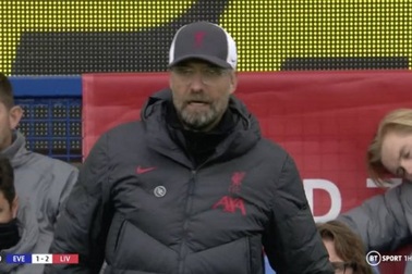 Hài hước việc thủ môn Liverpool ngủ ngon lành trên ghế dự bị