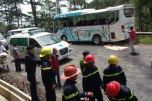 Hai xe khách "tông nhau" trên đèo, 7 người tử vong