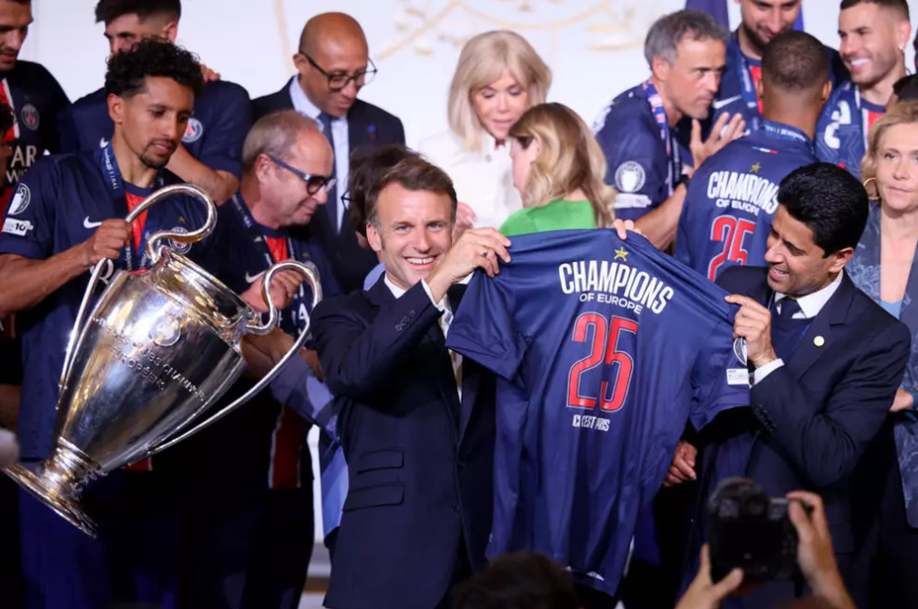 Biển người chào đón các cầu thủ PSG ăn mừng chức vô địch Champions League - 9 Biển người chào đón các cầu thủ PSG ăn mừng chức vô địch Champions League - 9