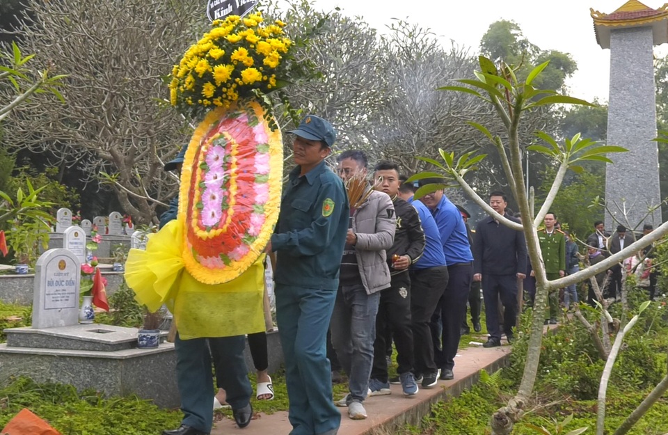 An táng hài cốt liệt sĩ Phạm Văn Điệp tại nghĩa trang sau 20 năm hy sinh - 1 An táng hài cốt liệt sĩ Phạm Văn Điệp tại nghĩa trang sau 20 năm hy sinh - 1