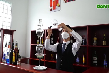 Màn pha chế Cocktail "bốc lửa" đạt giải nhất của thầy giáo 9x trường nghề