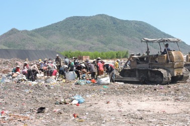 Bị gầu xe xúc rác rơi trúng đầu, thiếu niên 14 tuổi chết tại chỗ