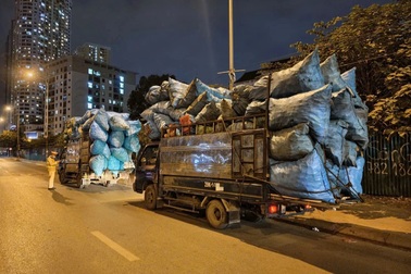 Chở hàng quá khổ trên phố, 3 tài xế xe tải bị tước bằng lái 2 tháng