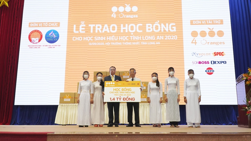 400 học sinh, sinh viên hiếu học nhận học bổng trị giá hơn 1,4 tỉ đồng - 2 400 học sinh, sinh viên hiếu học nhận học bổng trị giá hơn 1,4 tỉ đồng - 2
