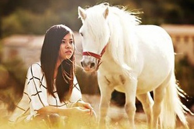 Hoa khôi Việt đất Pháp vào vai hướng dẫn viên khám phá Giao thừa tại Nice