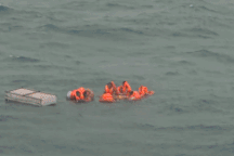 Khoảnh khắc cảnh sát biển ứng cứu 8 thuyền viên bị chìm tàu