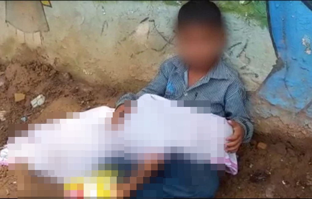 Chuyện đau lòng sau hình ảnh bé trai ôm thi thể em bên đường - 1 Chuyện đau lòng sau hình ảnh bé trai ôm thi thể em bên đường - 1