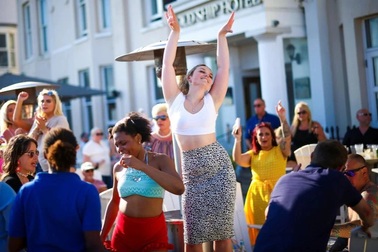 Tuyên bố "Anh sắp đạt miễn dịch cộng đồng" thổi bùng tranh cãi