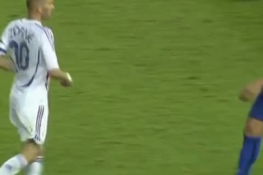 Clip chế Zidane húc bay Rafa Benitez