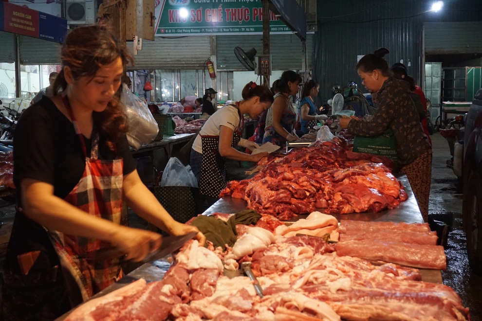 Giá lợn giảm mạnh, người mua mừng rỡ, dân buôn héo hon - 3 Giá lợn giảm mạnh, người mua mừng rỡ, dân buôn héo hon - 3