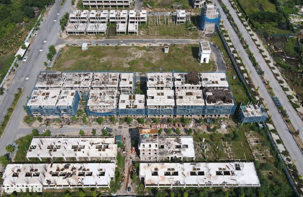 Cảnh tê liệt ở dự án FLC Premier Parc sau khi ông Trịnh Văn Quyết bị bắt - 3 Cảnh tê liệt ở dự án FLC Premier Parc sau khi ông Trịnh Văn Quyết bị bắt - 3
