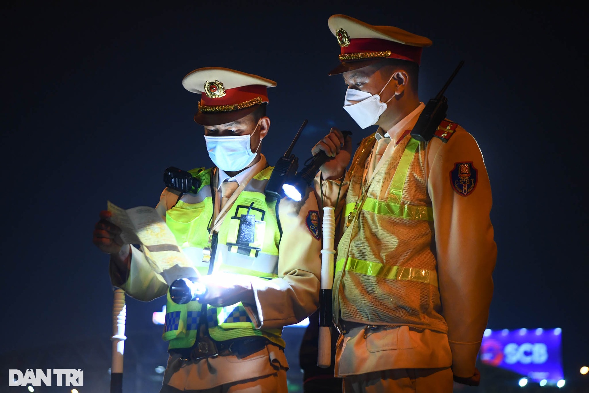 Xe siêu trường quá tải trọng tăng ga không hợp tác, uy hiếp CSGT ở Hà Nội - 3 Xe siêu trường quá tải trọng tăng ga không hợp tác, uy hiếp CSGT ở Hà Nội - 3