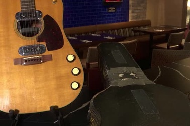 Cây guitar của huyền thoại âm nhạc Kurt Cobain có giá 1 triệu USD