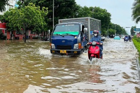Dân công sở phải nghỉ làm vì nhà bị bao vây trong "biển nước" ở Hà Nội