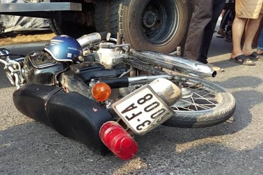 Hàng chục người dân đuổi theo xe container cán chết người rồi bỏ chạy