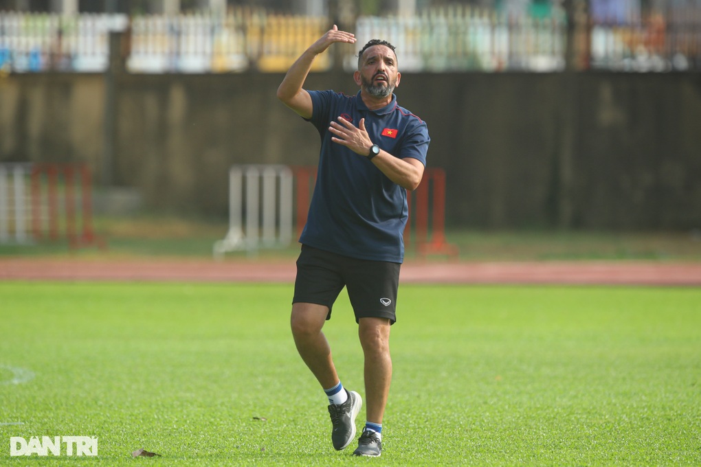 U22 Việt Nam vất vả rèn quân dưới thời tiết nắng gắt - 8 U22 Việt Nam vất vả rèn quân dưới thời tiết nắng gắt - 8