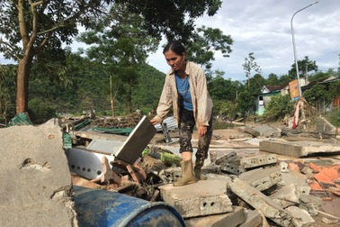 Cô giáo ôm bình oxy bỏ chạy, chết lặng nhìn dòng lũ dữ cuốn trôi nhà