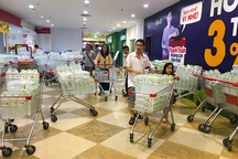 Hà Nội: Người dân ùn ùn đi mua nước đóng chai ở siêu thị