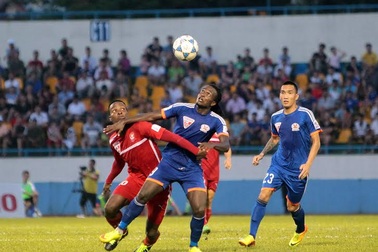 HLV Miura phải chứng kiến trận đấu bạo lực nhất mùa giải V-League