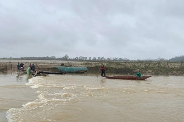 Lật thuyền trên sông Lam, vợ thoát nạn, chồng mất tích