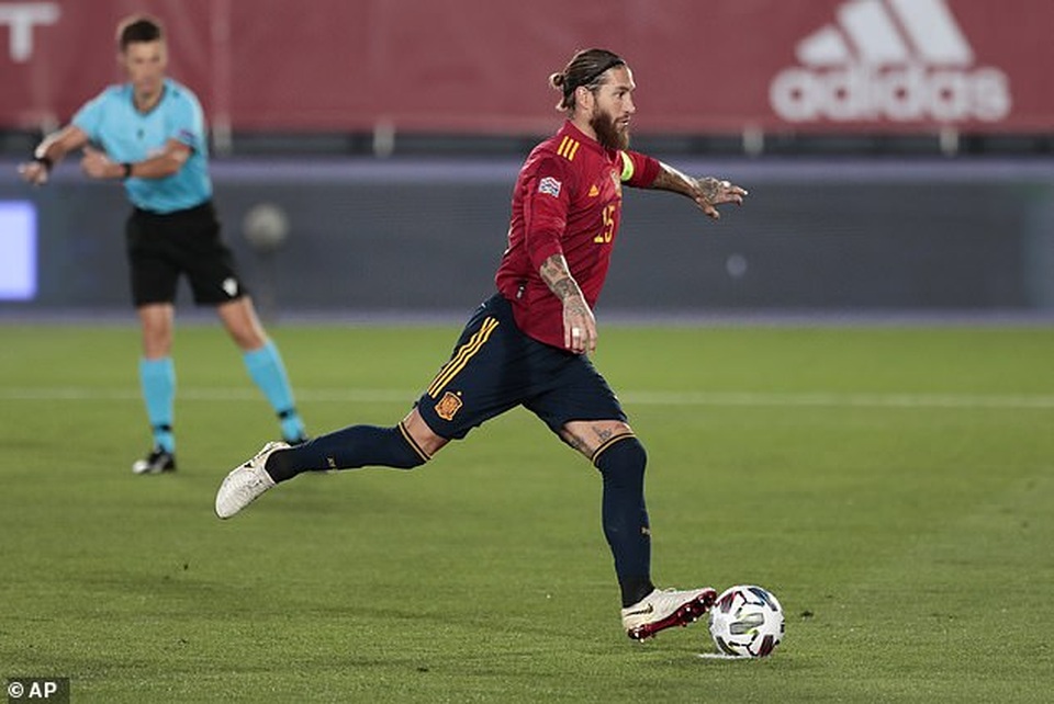 Sergio Ramos và Fati tỏa sáng, Tây Ban Nha thắng đậm Ukraine - 4 Sergio Ramos và Fati tỏa sáng, Tây Ban Nha thắng đậm Ukraine - 4