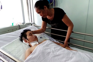 Người mẹ mù lâm vào nguy nan vì giữ sinh mạng cho con