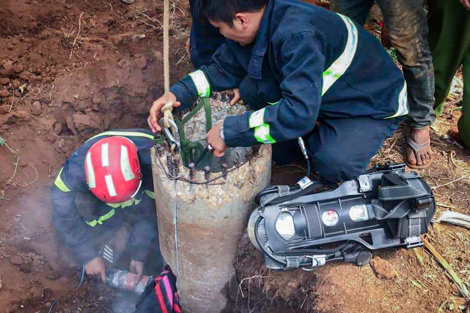 “Nín thở” cứu bé trai bị kẹt trong trụ điện suốt 5 tiếng đồng hồ - 2 “Nín thở” cứu bé trai bị kẹt trong trụ điện suốt 5 tiếng đồng hồ - 2