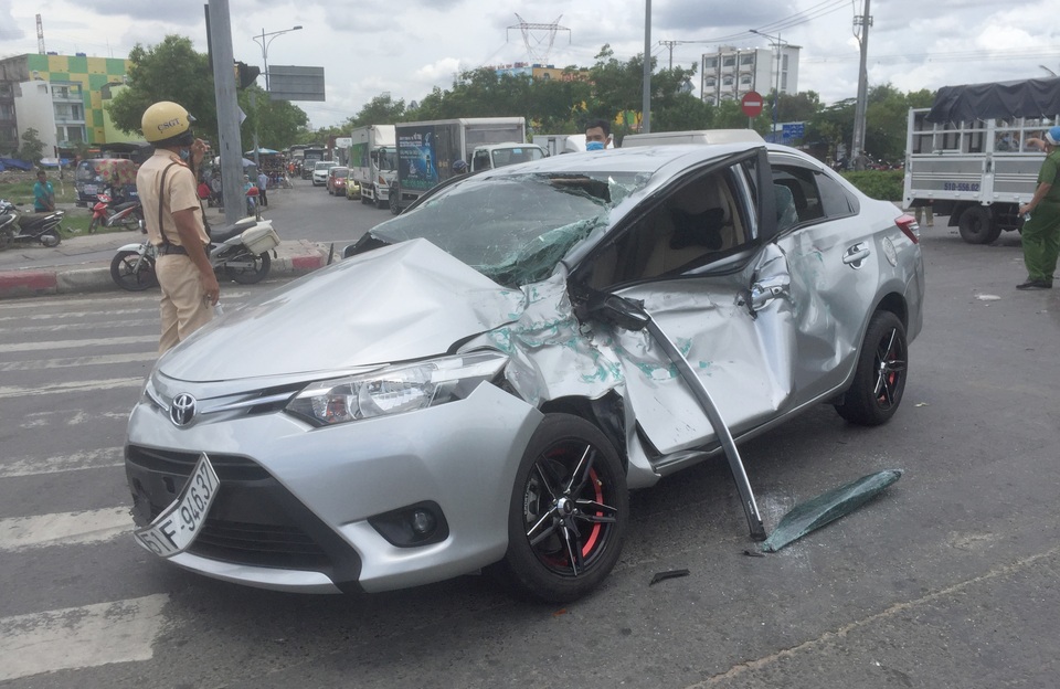 Xe tải cẩu tông nhiều phương tiện, 5 người bị thương - 2 Xe tải cẩu tông nhiều phương tiện, 5 người bị thương - 2