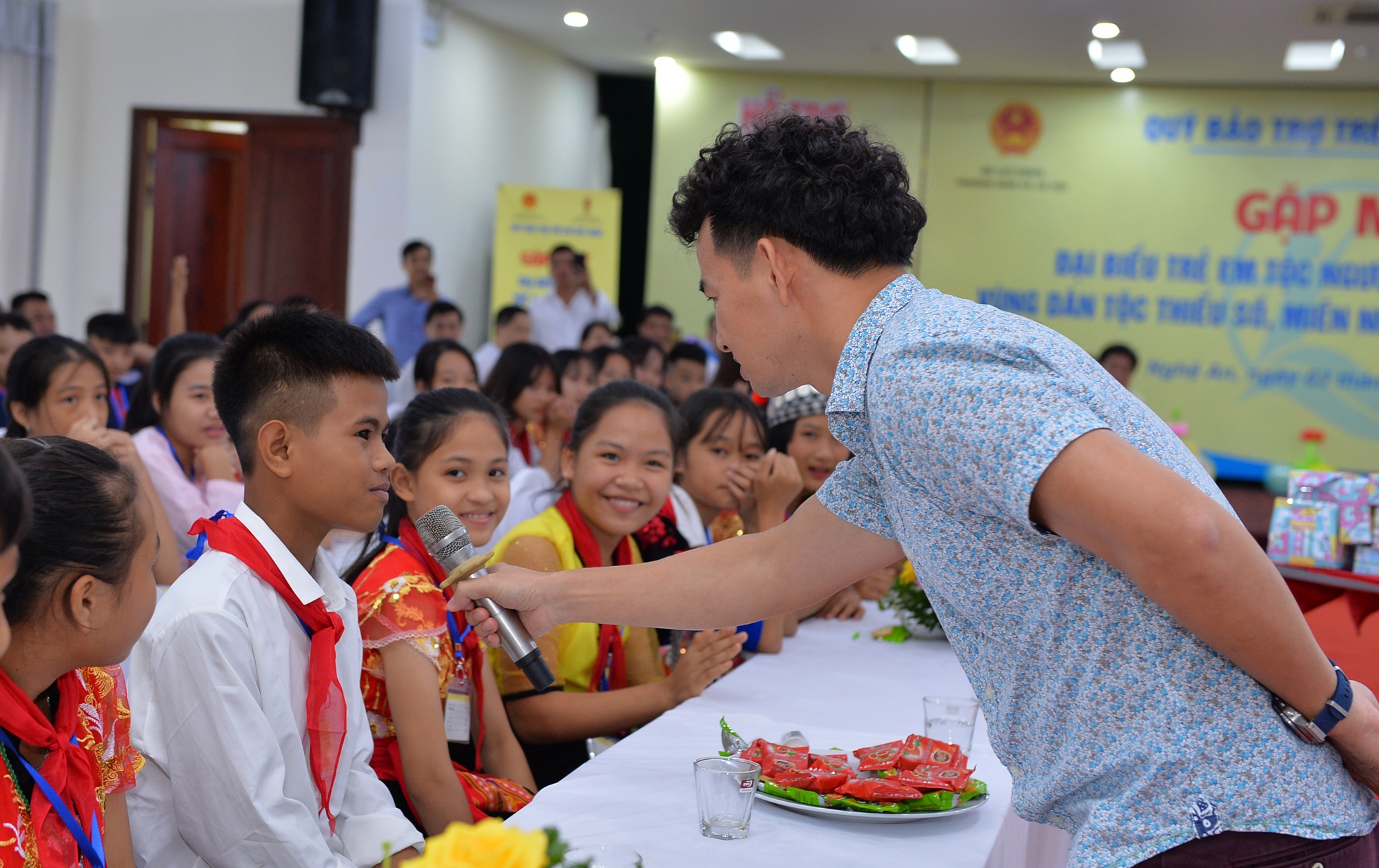 Gặp mặt trẻ em Đan Lai và trẻ em dân tộc thiểu số vượt khó học giỏi - 7 Gặp mặt trẻ em Đan Lai và trẻ em dân tộc thiểu số vượt khó học giỏi - 7