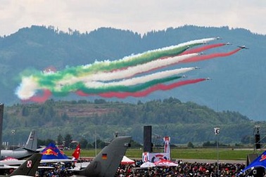 Máy bay "làm xiếc" trên bầu trời Áo