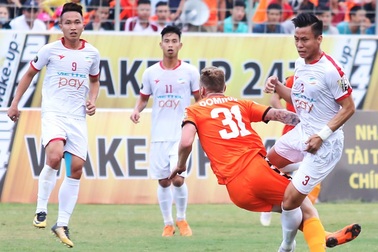 Ngoại binh của CLB Đà Nẵng gãy xương sườn sau pha vào bóng của Quế Ngọc Hải