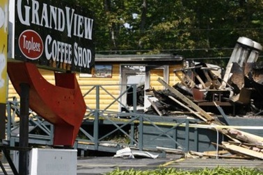 Quán café “ngực trần” bị thiêu rụi